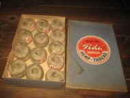 Eske med innhold, 500 GR. Fida NORSK HEMP - THREAD, 40 tallet. 