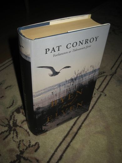 CONROY, PAT: BYEN ved ELVEN. 2010.