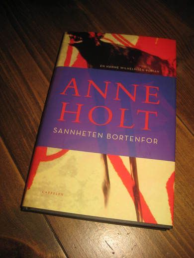 HOLT, ANNE. SANNHETEN BORTENFOR. 2003.