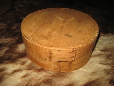 Meget pen neverboks med lokk, ca 21 cm i diameter, 8 cm høg. 30-40 tallet. 
