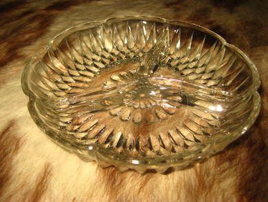 Meget pent påleggsfat i glass ca 18 cm i diameter 3 delt meget pent Tungt glass krystall ?? Dette er fat nr 2