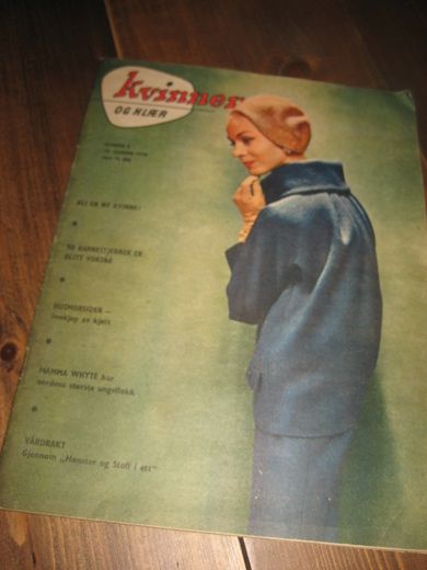 1958 nr 008 KVINNER og klær