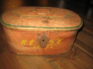 Meget gammel reiseskrin ovalt ca 34 cm i diameter datert 1852 bunn og nøkkel mangler