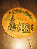 Trefat dekorert med kirke Kristiansand- Norge Ca 15 cm i diameter 50 -60 tallet
