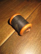 Trådsnelle med svart tråd 60 tallet 2 5 cm i diameter 3 cm høg