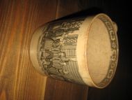 Pent, gammelt ølkrus med motiv og tekst: brudefølge fra sundmør. Ca 12 cm i diameter, 13 cm høgt. 1800 tallet. 