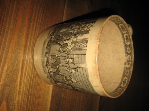 Pent, gammelt ølkrus med motiv og tekst: brudefølge fra sundmør. Ca 12 cm i diameter, 13 cm høgt. 1800 tallet. 