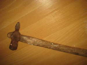 Gammel hammer fra avvikla skomakeri, ca 30 cm lang. 30-40 tallet.