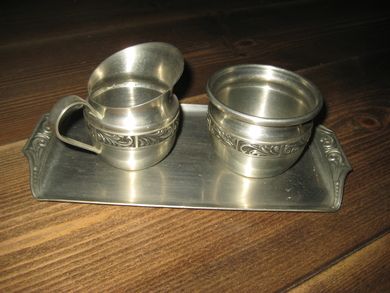 Pent sett NORSK TINN PEWTER brett fløtemugge og sukkerskål 70 tallet