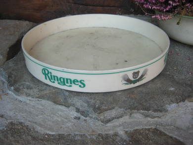 Ringnes serveringsfat i hardplast ca 32 cm i diameter 60-70 tallet