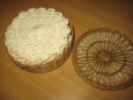 Pen kurv med lokk og 12 pene hekla brikker ca 9 5 cm i diameter Selges under ett