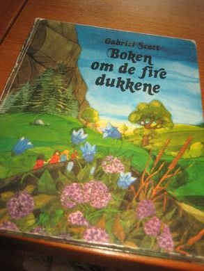 Boken om de fire dukkene. 1975.