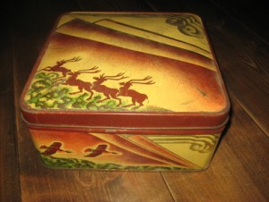 Gammel, pen boks til dine julekaker? Ca 24*24 cm stor, 11 cm høg. 