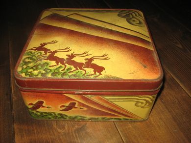 Gammel pen boks til dine julekaker? Ca 24*24 cm stor 11 cm høg