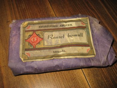Pen pakke med innhold Renset bomull fra Stranda Apotek Stranda 30- 40 tallet Pris den gang 10 øre