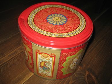 Kakeboks for dine julekaker? Pen inni Ca 19 cm i diameter ca 14 cm høg