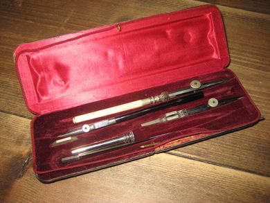 Sett med gammelt skriveutstyr 1800 tallet