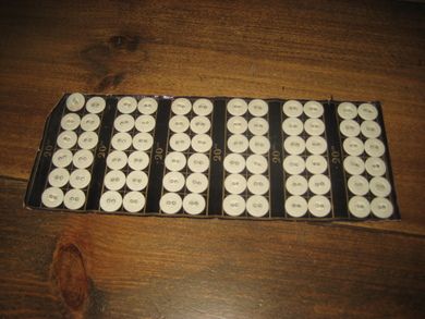 Plate med 72 gamle knapper fra 40 tallet noe for din samling?