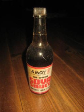 Uåpna flaske med ubrukt innhold, AMOY SOYA SAUCE, 70 tallet