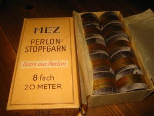 Meget pen eske med fullt innhold, MEZ PERLON STOPFGARN. 50-60 tallet.