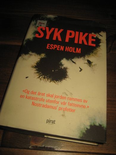 HOLM, ESPEN: SYK PIKE. 2009.
