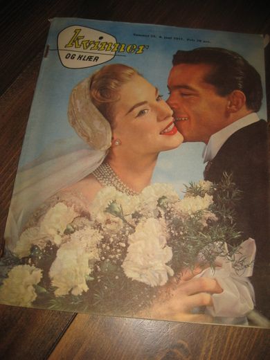 1957 nr 023 KVINNER og klær