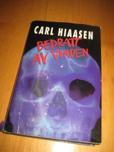 HIAASEN: BEDRATT AV VINDEN. 1996.