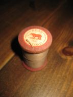 Trådsnelle med grå tråd 60 tallet 3 cm i diameter 4 cm høg 60 tallet