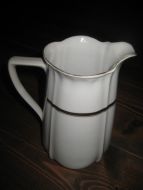 Mugge med gulldekor, ca 18 cm høg, uten merke.