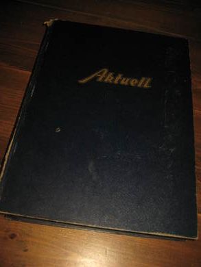 1949 AKTUELL INNBUNDA ÅRGANG MED HELE ÅRGANGEN FRA DETTE ÅRET Blada er i meget god stand og er en kilde til dokumentasjon og beundring Inklusive JULENUMMERET