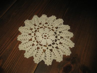 Pen rund hekla brikke ca 16 cm i diameter