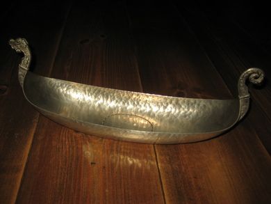 MEUM vikingskip i tinn, ca 36 cm langt, 70 tallet. 
