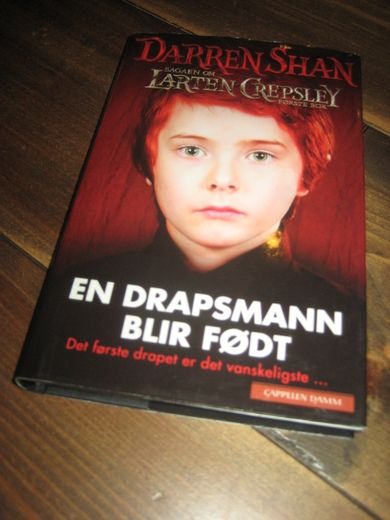 SHAN, DARREN: SAGAEN OM LARTEN CREPSLEY. EN DRAPSMANN BLIR FØDT. 2012. 