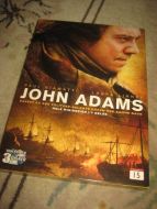 JOHN ADAMS 7 DELER 482 MIN