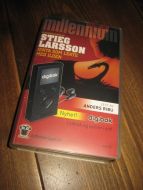 LARSSON, STIG: JENTA SOM LEKTE MED ILDEN. Krim, ca 21 timer. 