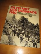 Stok: PÅ VEI MOT DEN DEMRENDE DAG. Med Einar Gerhardsen gjennom norsk arbeiderbevegelse i vårt århundre. En billedkavalkade. 1977.
