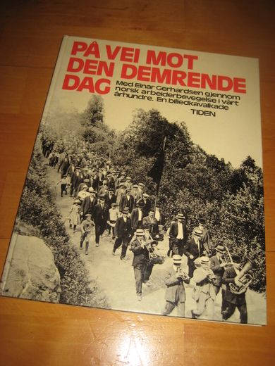 Stok: PÅ VEI MOT DEN DEMRENDE DAG. Med Einar Gerhardsen gjennom norsk arbeiderbevegelse i vårt århundre. En billedkavalkade. 1977.