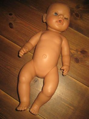 CAPF CREALION dokke i hardplast 2006 Med gummihode Ca 40 cm høg