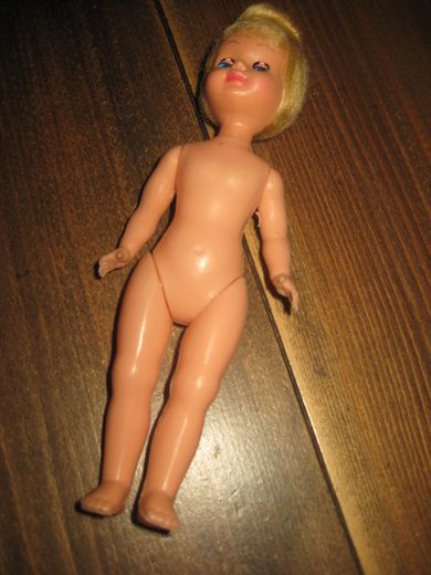 Eldre dokke i hardplast ca 17 cm lang 60-70 tallet