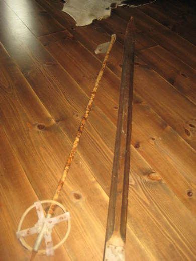 Singel ski med singel skistav Ski uten binding ca 235 cm lang tidleg 1900 selges samla pen til dekorasjon