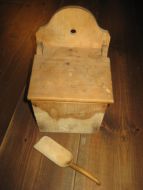 Melkasse i tre for oppheng på veggen treøse følger med 50 tallet