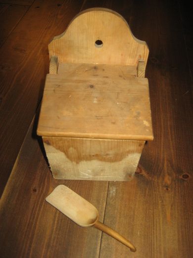 Melkasse i tre for oppheng på veggen treøse følger med 50 tallet