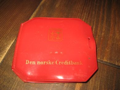 Brukt reklamemappe med sysaker, fra Den norske Creditbank, 70 tallet?