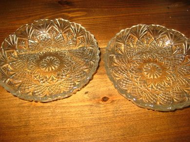 Pressglass dessertskåler selge under ett ca 14 cm i diameter