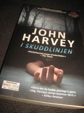 HARVEY, JOHN: I SKUDDLINJEN. 2016.