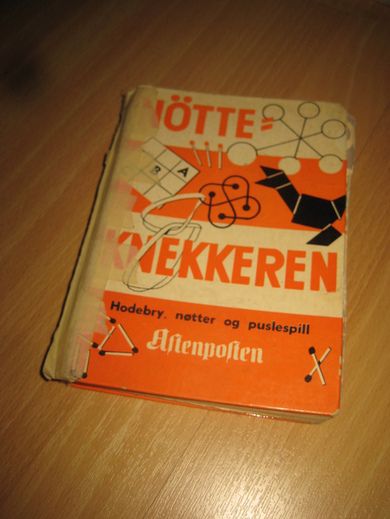 NØTTE KNEKKEREN. 1955. 