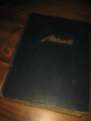 1951 AKTUELL INNBUNDA ÅRGANG MED HELE ÅRGANGEN FRA DETTE ÅRET Blada er i meget god stand og er en kilde til dokumentasjon og beundring Inklusive JULENUMMERET