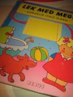 LEK MED MEG. Pekebok med dukke. 