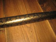 Rull julepapir fra 80 tallet 2 5 meter pent papir i mørk og gull dekor dette er rull nr 24