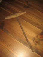 Stor gammel bor med trehandtak ca 36 cm høg 50 tallet